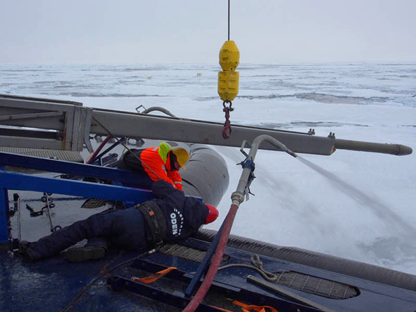 Work with the sediment corer on Oden’s phantail overlooked by the two polar bears. 